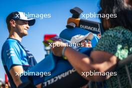 Logan Sargeant (USA) Williams Racing with fans. 19.10.2023. Formula 1 World Championship, Rd 19, United States Grand Prix, Austin, Texas, USA, Preparation Day.