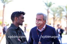 (L to R): Lawrence Barretto (GBR) Formula 1 Senior Writer Editor with Carlos Sainz (ESP). 01.03.2024. Formula 1 World Championship, Rd 1, Bahrain Grand Prix, Sakhir, Bahrain, Qualifying Day.