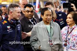 (L to R): Christian Horner (GBR) Red Bull Racing Team Principal on the grid with Chalerm Yoovidhya (THA) Red Bull Racing Co-Owner and his wife. 02.03.2024. Formula 1 World Championship, Rd 1, Bahrain Grand Prix, Sakhir, Bahrain, Race Day.
