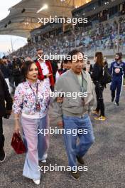 Chalerm Yoovidhya (THA) Red Bull Racing Co-Owner with his wife on the grid. 02.03.2024. Formula 1 World Championship, Rd 1, Bahrain Grand Prix, Sakhir, Bahrain, Race Day.