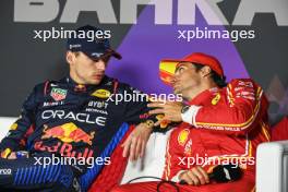 (L to R): Max Verstappen (NLD) Red Bull Racing and Carlos Sainz Jr (ESP) Ferrari in the post race FIA Press Conference. 02.03.2024. Formula 1 World Championship, Rd 1, Bahrain Grand Prix, Sakhir, Bahrain, Race Day.