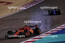 Carlos Sainz Jr (ESP) Ferrari SF-24 locks up under braking. 02.03.2024. Formula 1 World Championship, Rd 1, Bahrain Grand Prix, Sakhir, Bahrain, Race Day.
