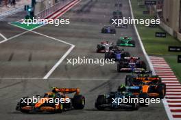 Lando Norris (GBR) McLaren MCL38 and Fernando Alonso (ESP) Aston Martin F1 Team AMR24 battle for position. 02.03.2024. Formula 1 World Championship, Rd 1, Bahrain Grand Prix, Sakhir, Bahrain, Race Day.