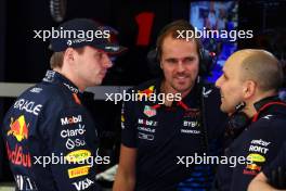 Max Verstappen (NLD) Red Bull Racing with Gianpiero Lambiase (ITA) Red Bull Racing Engineer (Right). 29.02.2024. Formula 1 World Championship, Rd 1, Bahrain Grand Prix, Sakhir, Bahrain, Practice Day