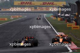 Max Verstappen (NLD) Red Bull Racing RB20 and Lando Norris (GBR) McLaren MCL38 battle for position. 21.04.2024. Formula 1 World Championship, Rd 5, Chinese Grand Prix, Shanghai, China, Race Day.