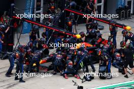 Max Verstappen (NLD) Red Bull Racing RB20 makes a pit stop. 21.04.2024. Formula 1 World Championship, Rd 5, Chinese Grand Prix, Shanghai, China, Race Day.