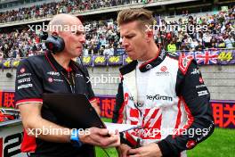 (L to R): Gary Gannon (GBR) Haas F1 Team Race Engineer with Nico Hulkenberg (GER) Haas F1 Team on the grid. 20.04.2024. Formula 1 World Championship, Rd 5, Chinese Grand Prix, Shanghai, China, Sprint and Qualifying Day.