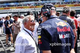(L to R): Mario Andretti (USA) with Adrian Newey (GBR) Red Bull Racing Chief Technical Officer on the grid. 05.05.2024. Formula 1 World Championship, Rd 6, Miami Grand Prix, Miami, Florida, USA, Race Day.