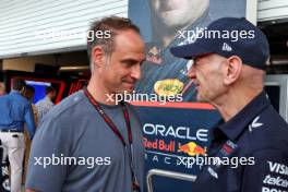 (L to R): Oliver Mintzlaff (GER) Red Bull Managing Director with Adrian Newey (GBR) Red Bull Racing Chief Technical Officer. 05.05.2024. Formula 1 World Championship, Rd 6, Miami Grand Prix, Miami, Florida, USA, Race Day.