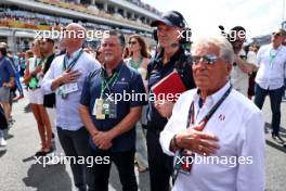 (L to R): Michael Andretti (USA) Andretti Global Chairman and CEO on the grid with Adrian Newey (GBR) Red Bull Racing Chief Technical Officer and Mario Andretti (USA). 05.05.2024. Formula 1 World Championship, Rd 6, Miami Grand Prix, Miami, Florida, USA, Race Day.