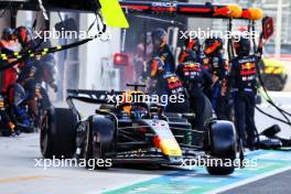 Max Verstappen (NLD) Red Bull Racing RB20 makes a pit stop. 05.05.2024. Formula 1 World Championship, Rd 6, Miami Grand Prix, Miami, Florida, USA, Race Day.