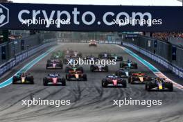 Max Verstappen (NLD) Red Bull Racing RB20 leads at the start of the race. 05.05.2024. Formula 1 World Championship, Rd 6, Miami Grand Prix, Miami, Florida, USA, Race Day.