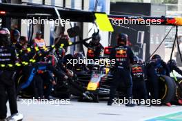 Max Verstappen (NLD) Red Bull Racing RB20 makes a pit stop. 05.05.2024. Formula 1 World Championship, Rd 6, Miami Grand Prix, Miami, Florida, USA, Race Day.
