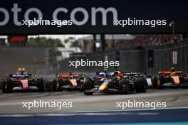 Max Verstappen (NLD) Red Bull Racing RB20 leads at the start of the race.  05.05.2024. Formula 1 World Championship, Rd 6, Miami Grand Prix, Miami, Florida, USA, Race Day.
