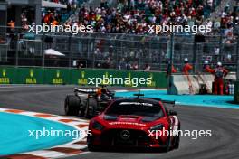 Max Verstappen (NLD) Red Bull Racing RB20 leads behind the Mercedes FIA Safety Car. 04.05.2024. Formula 1 World Championship, Rd 6, Miami Grand Prix, Miami, Florida, USA, Sprint and Qualifying Day.