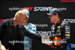 (L to R): Zinedine Zidane (FRA) Football Manager and Alpine Ambassador with Sprint winner Max Verstappen (NLD) Red Bull Racing in parc ferme. 04.05.2024. Formula 1 World Championship, Rd 6, Miami Grand Prix, Miami, Florida, USA, Sprint and Qualifying Day.