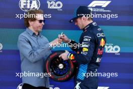 (L to R): Jerry Bruckheimer (USA) Film Producer presents the Pirelli Pole Position Award to Max Verstappen (NLD) Red Bull Racing in qualifying parc ferme. 04.05.2024. Formula 1 World Championship, Rd 6, Miami Grand Prix, Miami, Florida, USA, Sprint and Qualifying Day.