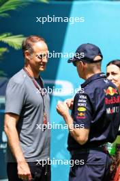 (L to R): Oliver Mintzlaff (GER) Red Bull Managing Director with Adrian Newey (GBR) Red Bull Racing Chief Technical Officer. 05.05.2024. Formula 1 World Championship, Rd 6, Miami Grand Prix, Miami, Florida, USA, Race Day.