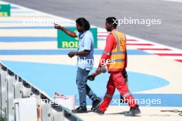 Circuit workers remove a damaged drain cover at turn 11. 22.02.2024. Formula 1 Testing, Sakhir, Bahrain, Day Two.