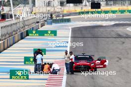 Circuit workers inspect the circuit for a damaged drain cover at turn 11. 22.02.2024. Formula 1 Testing, Sakhir, Bahrain, Day Two.