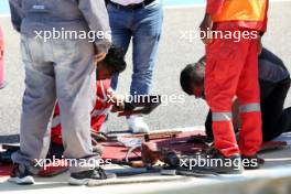 Circuit workers repair a damaged drain cover at turn 11. 22.02.2024. Formula 1 Testing, Sakhir, Bahrain, Day Two.