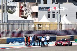 Circuit workers inspect the circuit for a damaged drain cover at turn 11. 22.02.2024. Formula 1 Testing, Sakhir, Bahrain, Day Two.