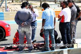 Circuit workers repair a damaged drain cover at turn 11. 22.02.2024. Formula 1 Testing, Sakhir, Bahrain, Day Two.