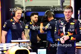 (L to R): Rupert Manwaring (GBR) Red Bull Racing Performance Coach with Max Verstappen (NLD) Red Bull Racing. 21.02.2024. Formula 1 Testing, Sakhir, Bahrain, Day One.