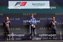 The podium (L to R): Christian Mansell (GBR) ART Grand Prix, second; Luke Browning (GBR) Hitech Pulse-Eight, race winner; Tim Tramnitz (GER) MP Motorsport, third. 02.03.2024. FIA Formula 3 Championship, Rd 1, Feature Race, Sakhir, Bahrain, Saturday.